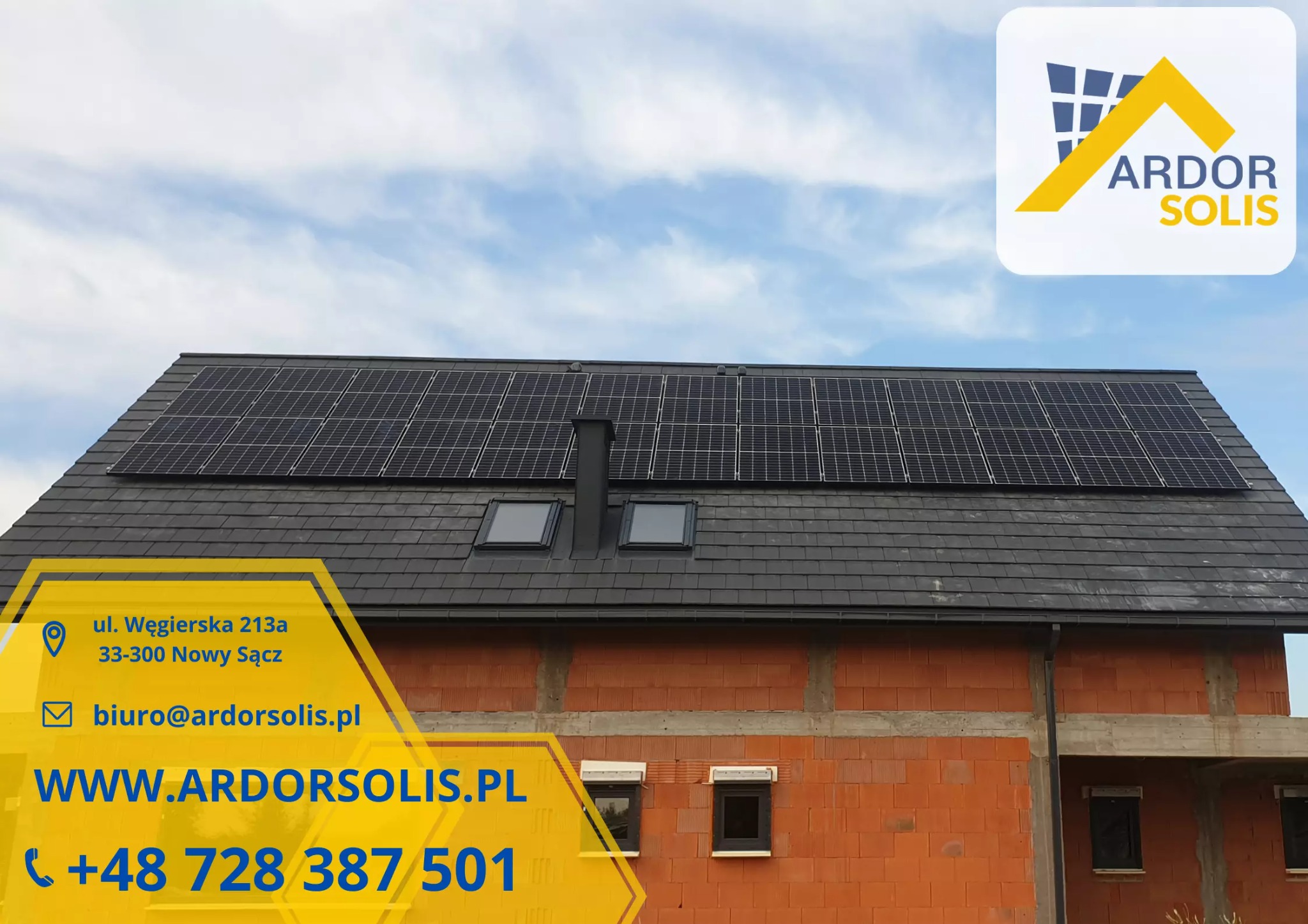Panele fotowoltaiczne zamontowane na dachu domu w trakcie budowy, widoczne okna dachowe i komin, nałożone dane kontaktowe firmy Ardor Solis.