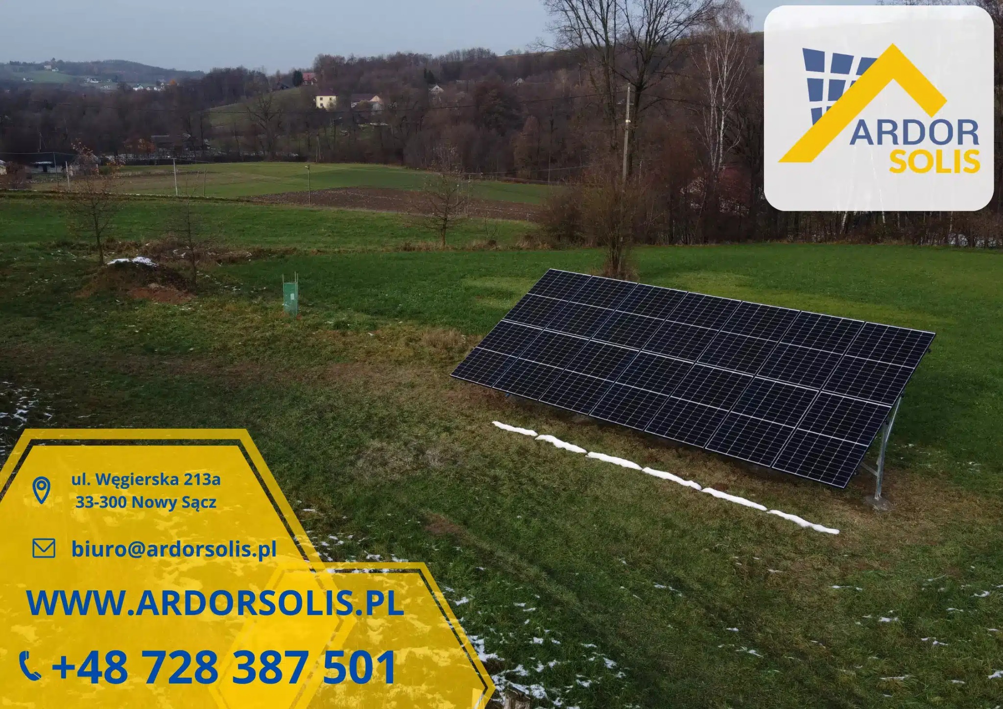 Panel fotowoltaiczny zamontowany na zielonym polu z widocznym logo firmy Ardor Solis i danymi kontaktowymi na pierwszym planie.