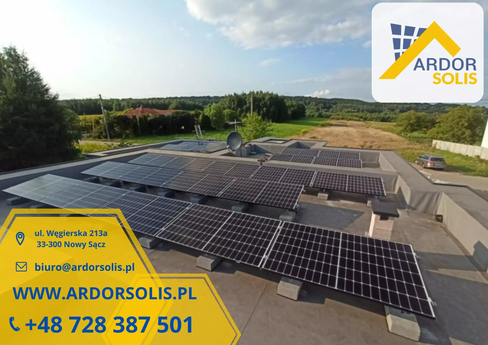 Instalacja paneli słonecznych na płaskim dachu budynku, widok z góry, z widoczną anteną satelitarną i krajobrazem w tle, nakładka z danymi kontaktowymi firmy Ardor Solis.