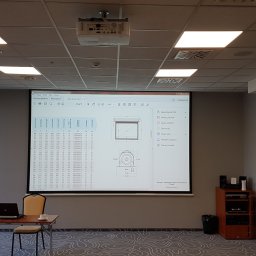 System audiowizualny z automatyką centralnego sterowania. Sala konferencyjna Hotelu Qubus