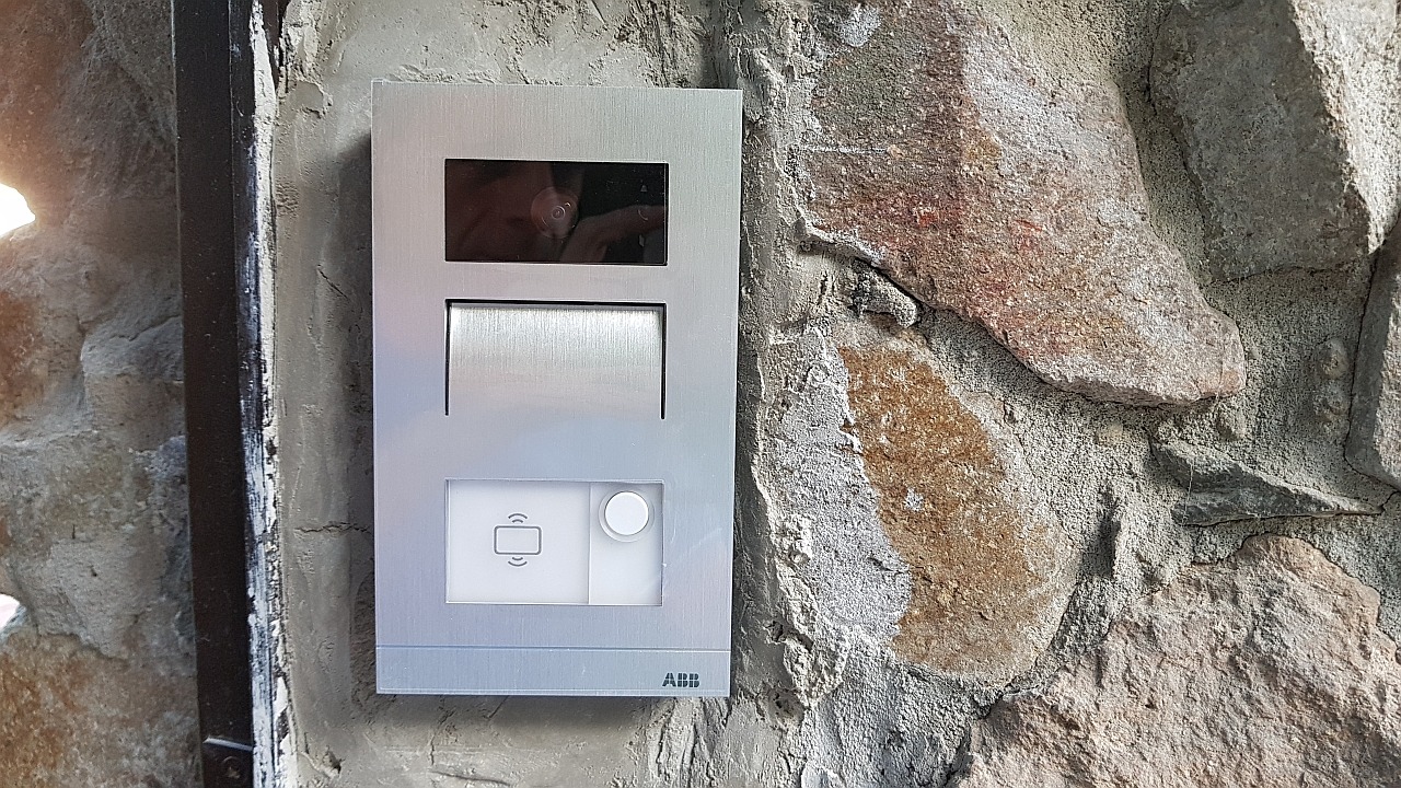 Wideodomofon ABB - panel zewnętrzny. Dom jednorodzinny pod Krakowem