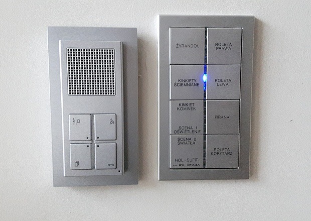 Przyciski sterowania KNX marki Jung. Willa właściciela kilku spółek pod Poznaniem