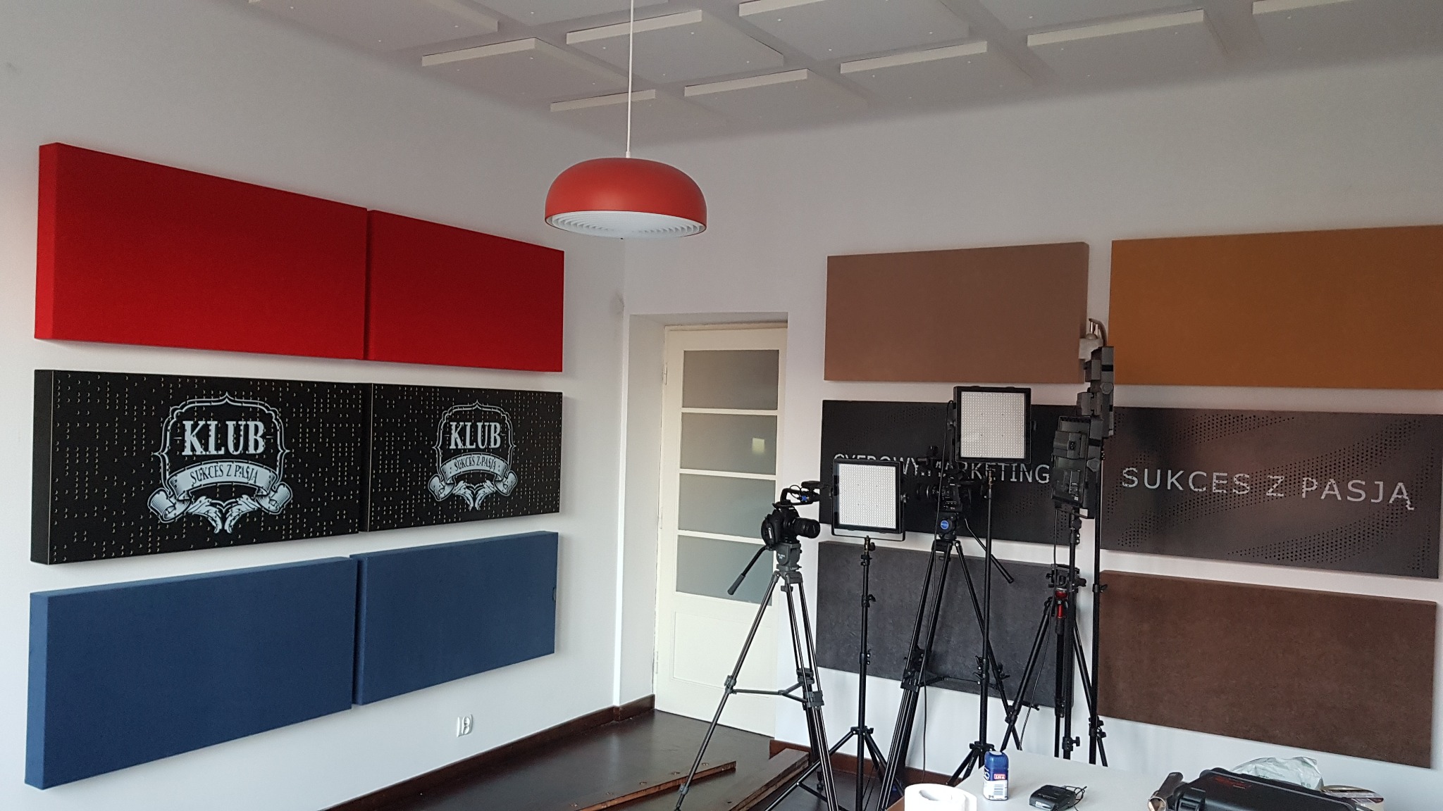 Wygłuszenie studia nagrań pod Krakowem. Panele akustyczne sufitowe i dedykowane panele ścienne.