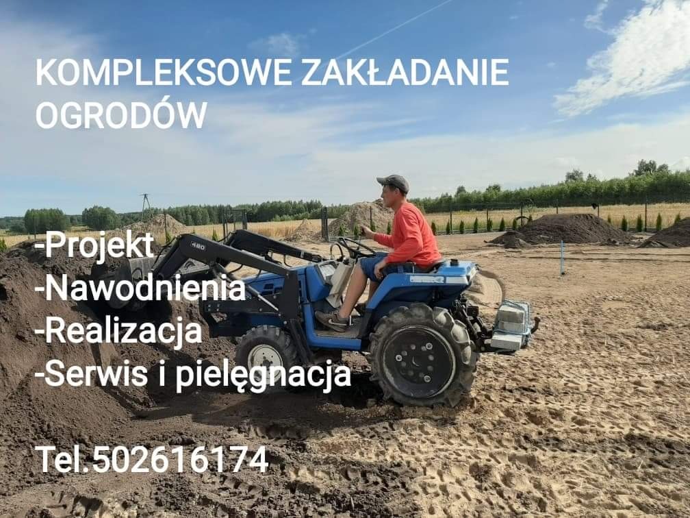 Mężczyzna w czerwonej koszuli obsługuje mały traktor na piaszczystym placu budowy ogrodu, w tle widoczne kopce ziemi i ogrodzenie, u góry napis 'Kompleksowe zakładanie ogrodów' oraz lista usług...