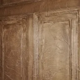 Brązowe, dwuskrzydłowe drzwi z dekoracyjną, popękaną fakturą i srebrną klamką po lewej stronie.