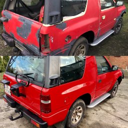 JD Garage - Czerwony Opel Frontera w trakcie renowacji blacharskiej i lakierniczej: widok przed i po nałożeniu nowej powłoki lakierniczej, z widocznymi śladami szpachli i taśmy maskującej.