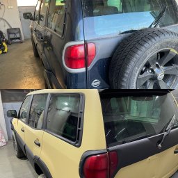 JD Garage - Dwa ujęcia tylnej części tego samego samochodu Nissan Terrano: u góry brudny, granatowy pojazd z kołem zapasowym na klapie, u dołu odnowiony w piaskowym kolorze z czarnymi elementami, po nałożeniu...