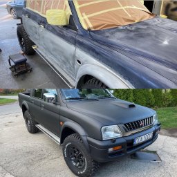 JD Garage - Mitsubishi L200 w trakcie renowacji blacharskiej w Gajkowie: górna część pojazdu przygotowana do lakierowania, dolna część po nałożeniu matowej, czarnej powłoki.