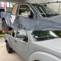 JD Garage - Dzielone ujęcie pickupa: górna połowa ukazuje przygotowanie do lakierowania z maskowaniem i szpachlowaniem, dolna połowa prezentuje gotowy, polakierowany pojazd w matowym, szarym kolorze.