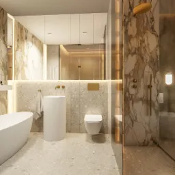 Luksusowa łazienka z marmurowymi ścianami, wolnostojącą białą wanną, umywalką na postumencie i kabiną prysznicową ze złotą armaturą, widok na sypialnię przez szklaną ścianę.
