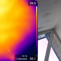 Obraz termowizyjny fragmentu sufitu z widocznymi zawilgoceniami i mostkami termicznymi, obok fragment zdjęcia w świetle widzialnym, data 11/09/2023.