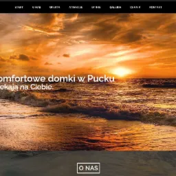 Strona internetowa z motywem zachodu słońca nad morzem w Pucku, promująca komfortowe domki.