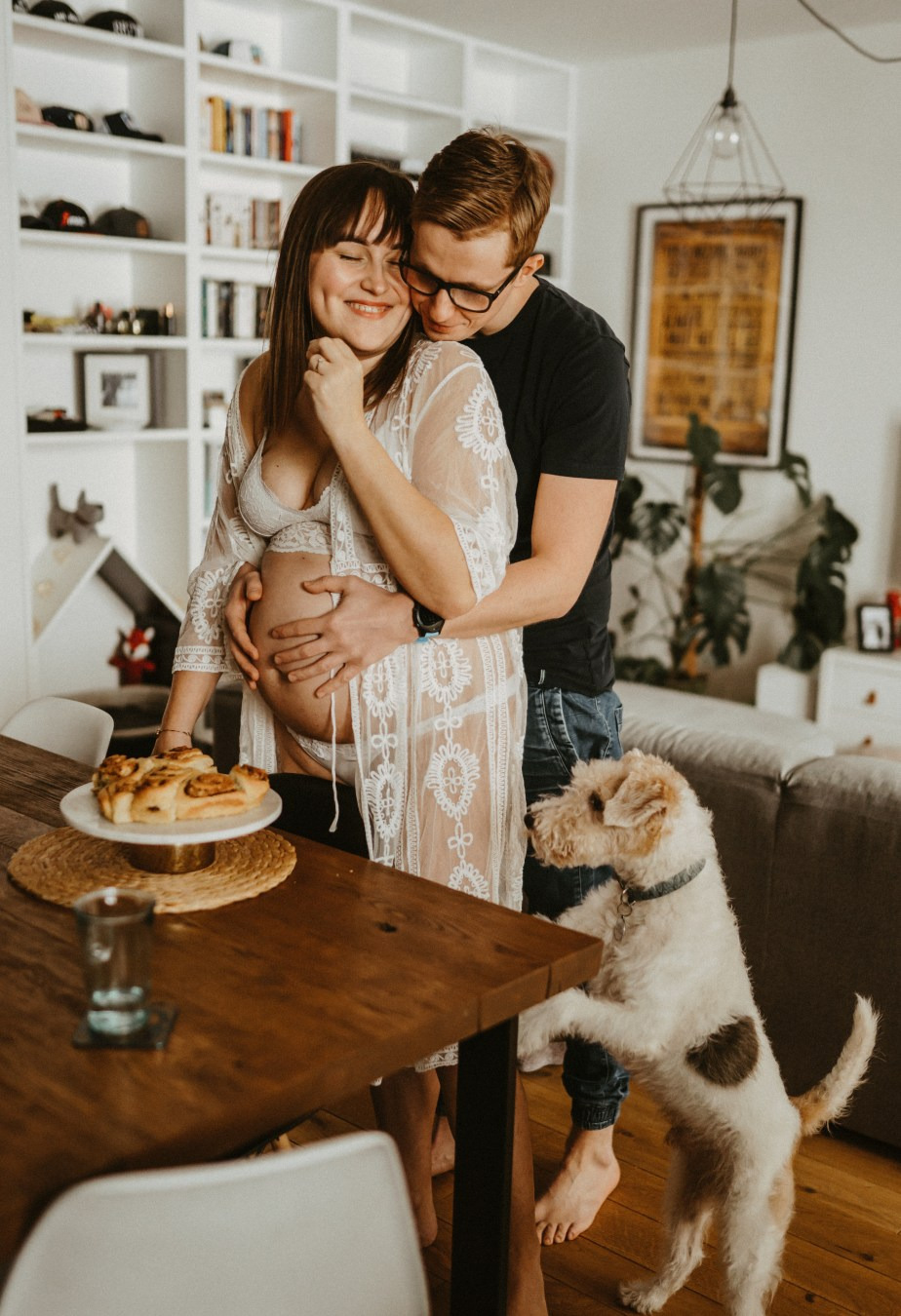 Sesja ciążowa, zdjęcia brzuszkowe w domu, naturalne ujęcia, Warszawa