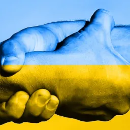 Dwa uściski dłoni, nałożone na siebie, w barwach flagi Ukrainy: niebieski i żółty, symbolizujące solidarność i wsparcie.