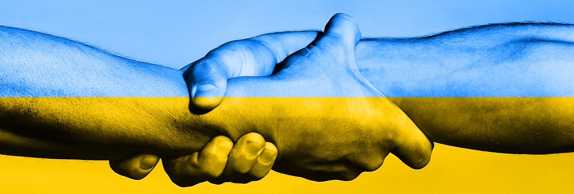 Dwa uściski dłoni, nałożone na siebie, w barwach flagi Ukrainy: niebieski i żółty, symbolizujące solidarność i wsparcie.