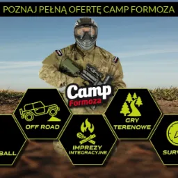 Mężczyzna w kamuflażu i masce trzyma karabin na tle krajobrazu, z grafiką przedstawiającą ofertę Camp Formoza: paintball, off road, imprezy integracyjne, gry terenowe, survival i noclegi.