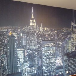 Sławek Maciążek - Fototapeta z nocnym widokiem na panoramę Manhattanu, z widocznymi drapaczami chmur i światłami miasta.