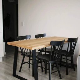 Stół jadalniany, blat z naturalnego drewna, nogi Vero metalowe, malowane proszkowo na kolor czarny.