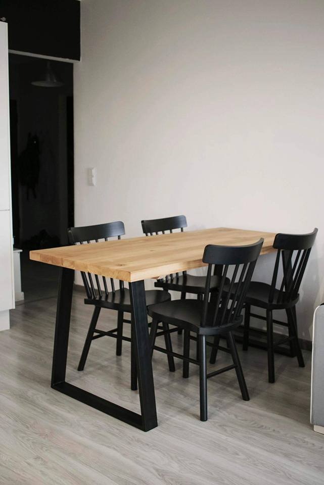 Stół jadalniany, blat z naturalnego drewna, nogi Vero metalowe, malowane proszkowo na kolor czarny.
