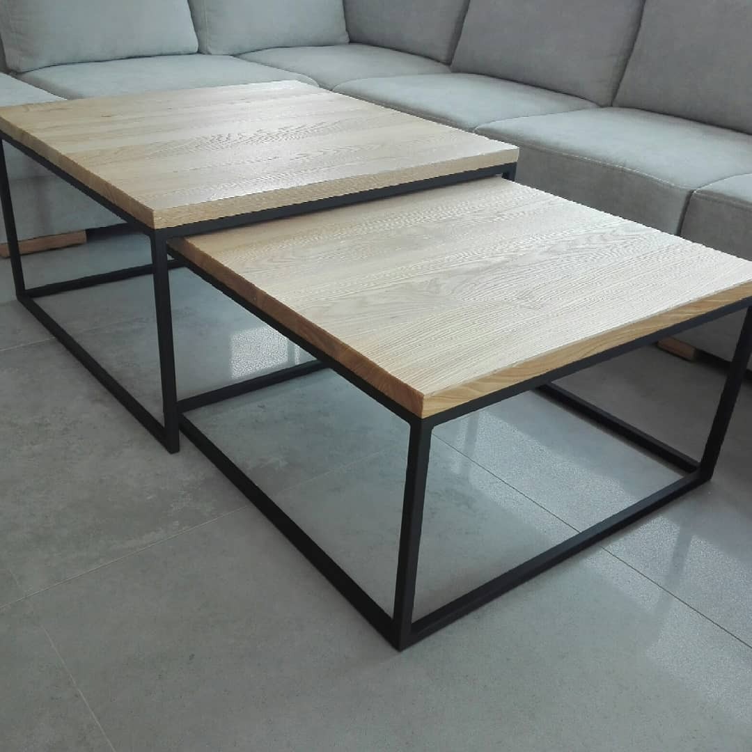 Stoliki kawowe, rozsuwane. Blat jesionowy, nogi w kolorze antracyt.