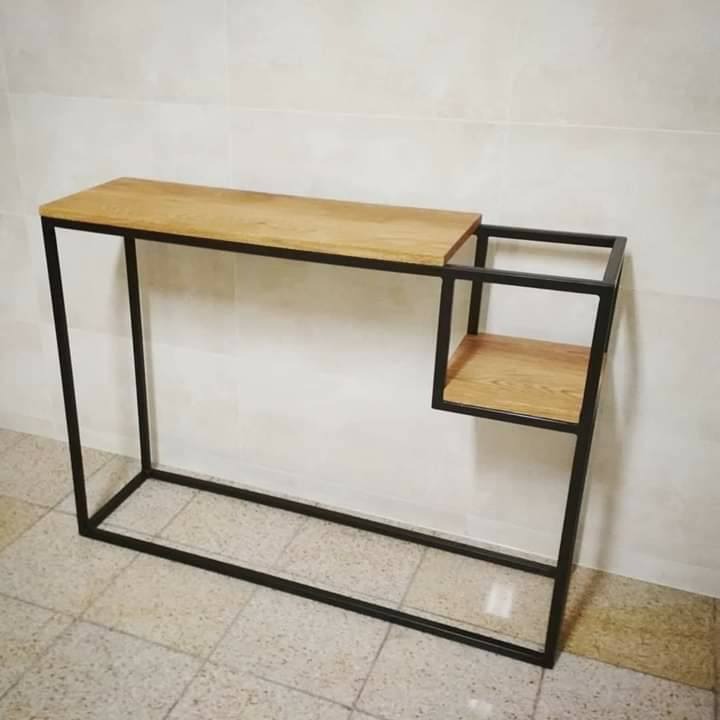 Konsola z kwietnikiem, stelaż w kolorze czarnym, blaty dębowe.