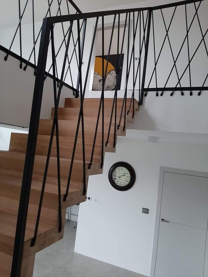 Balustrady wewnętrzne.