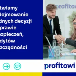 Spotkanie biznesowe: uśmiechnięty mężczyzna w garniturze uściskuje dłoń drugiej osobie, w tle kobieta z okularami, logo firmy 'profitowi' w tle i na dole.