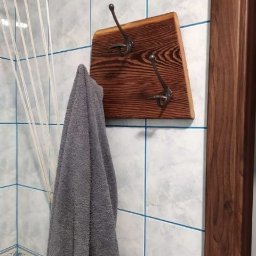 Wieszak na ręczniki ze starego drewna.