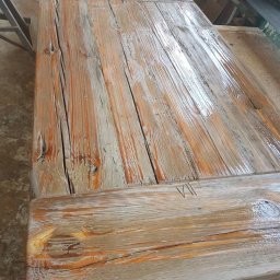 Stół ze starego drewna.
