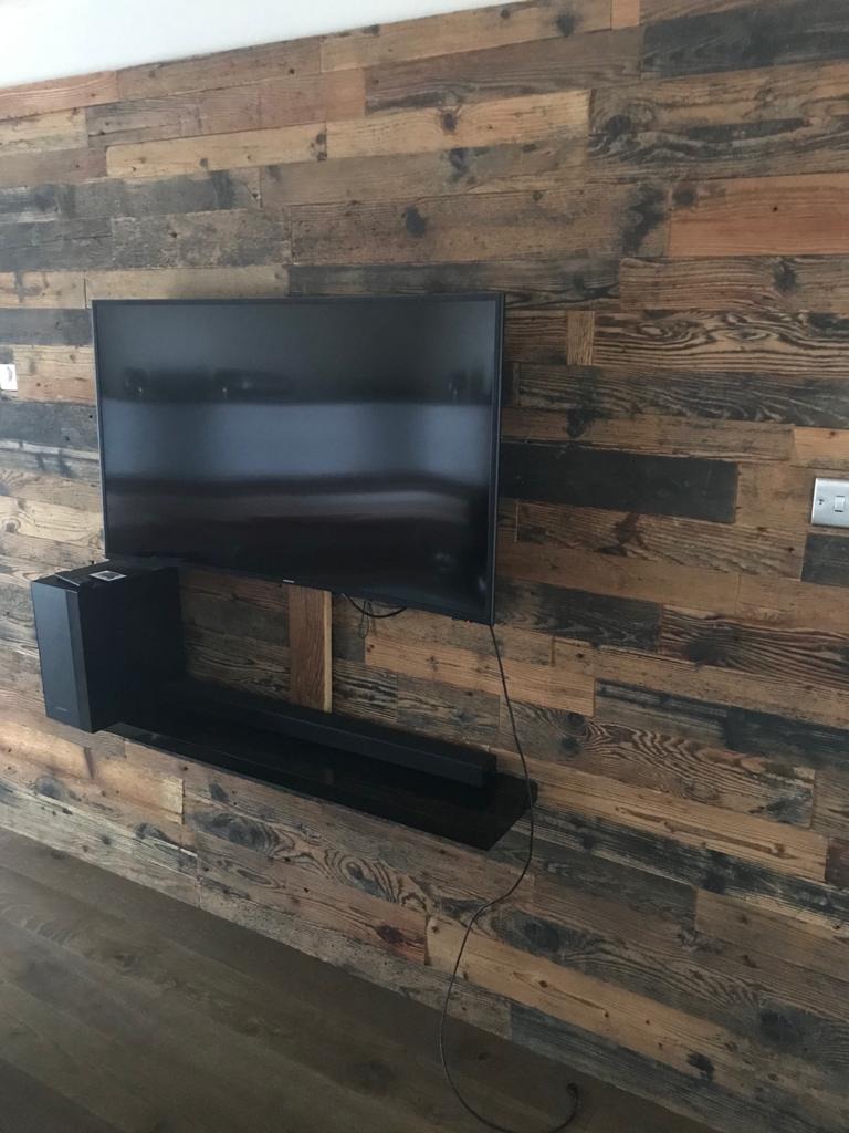 Inna zabudowa ściany w salonie ze starych desek.