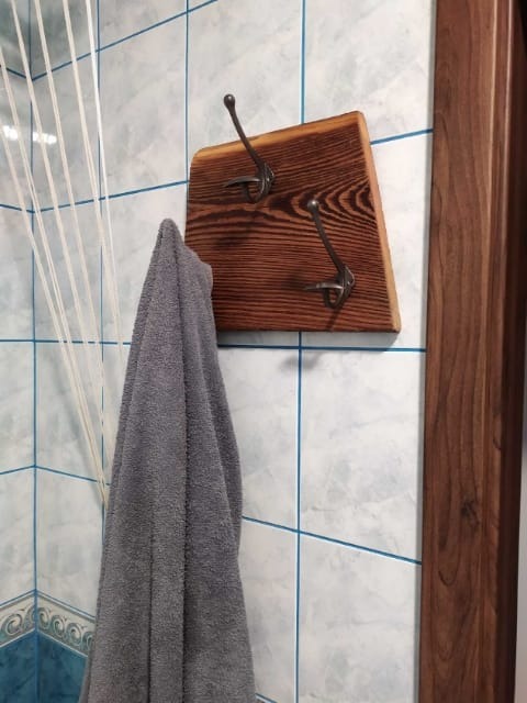 Wieszak na ręczniki ze starego drewna.