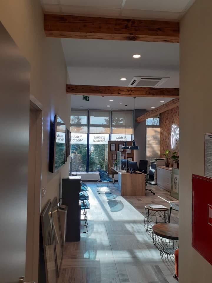 Drewniane elementy dekoracyjne salonu.