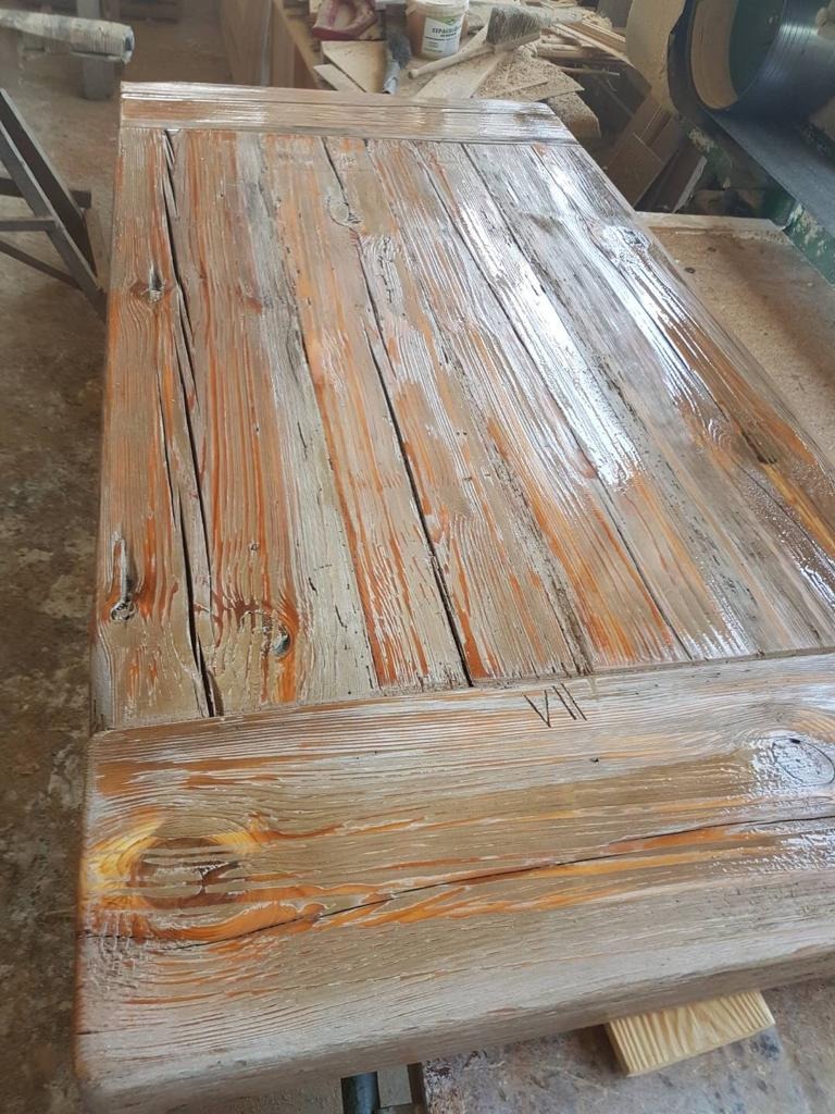 Stół ze starego drewna.