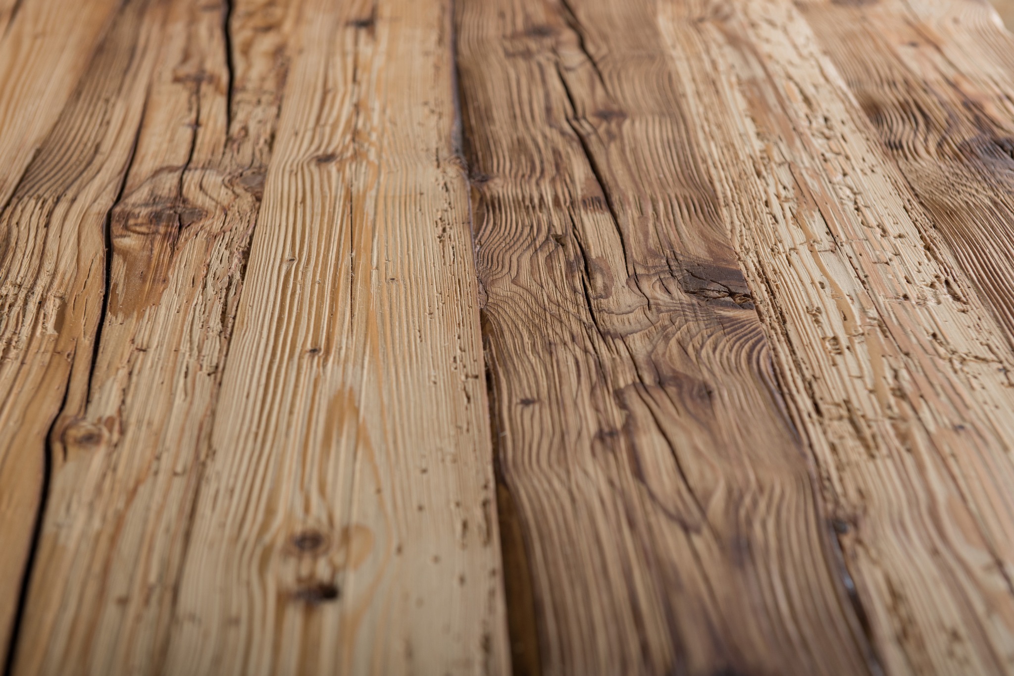 Stół ze starego drewna. - wersja obrobiona przez fotografa.