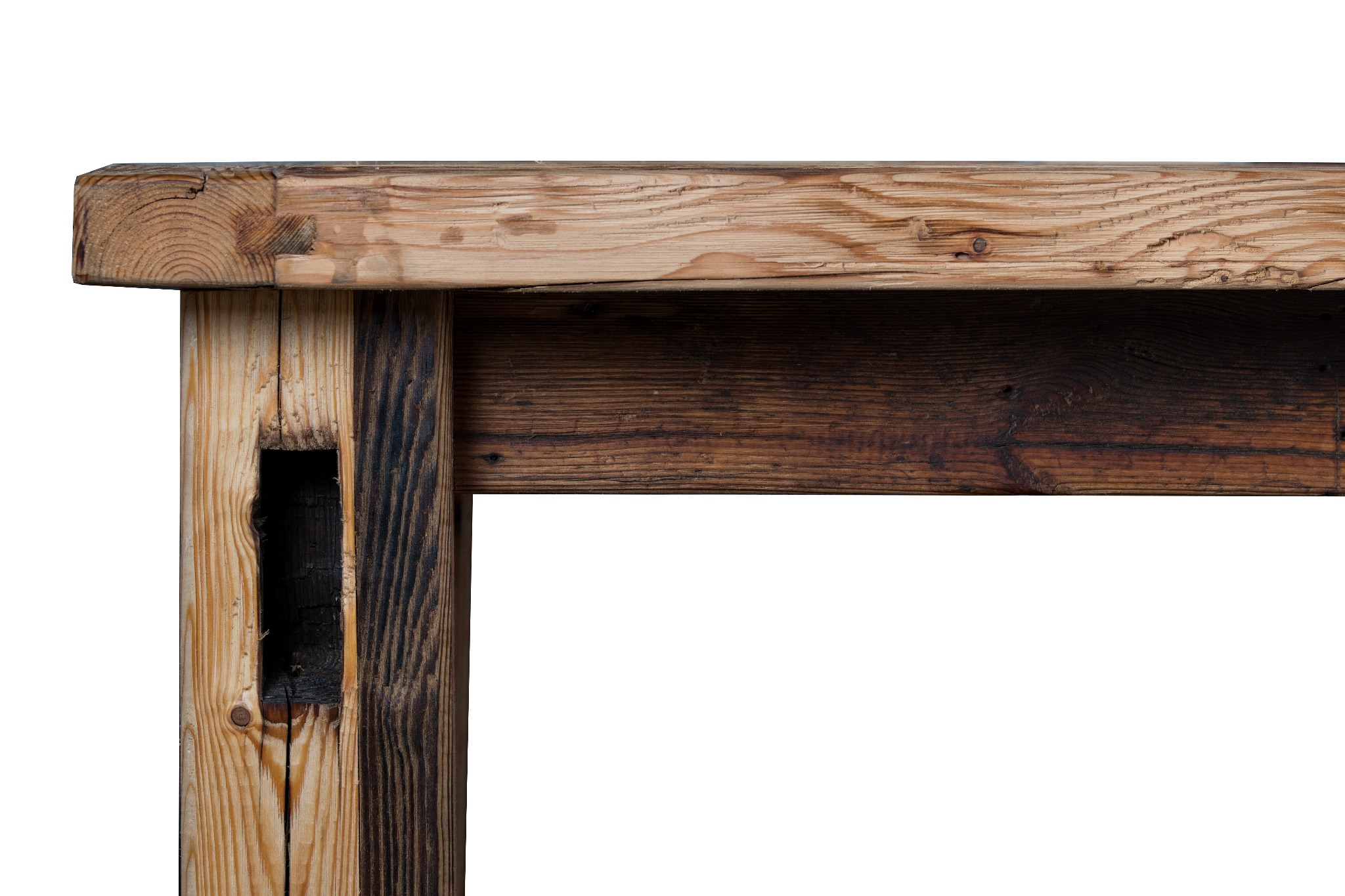 Fragment blatu stołu wykonanego ze starego, bielonego i opalizowanego drewna, z widocznymi śladami użytkowania i charakterystycznymi połączeniami ciesielskimi.