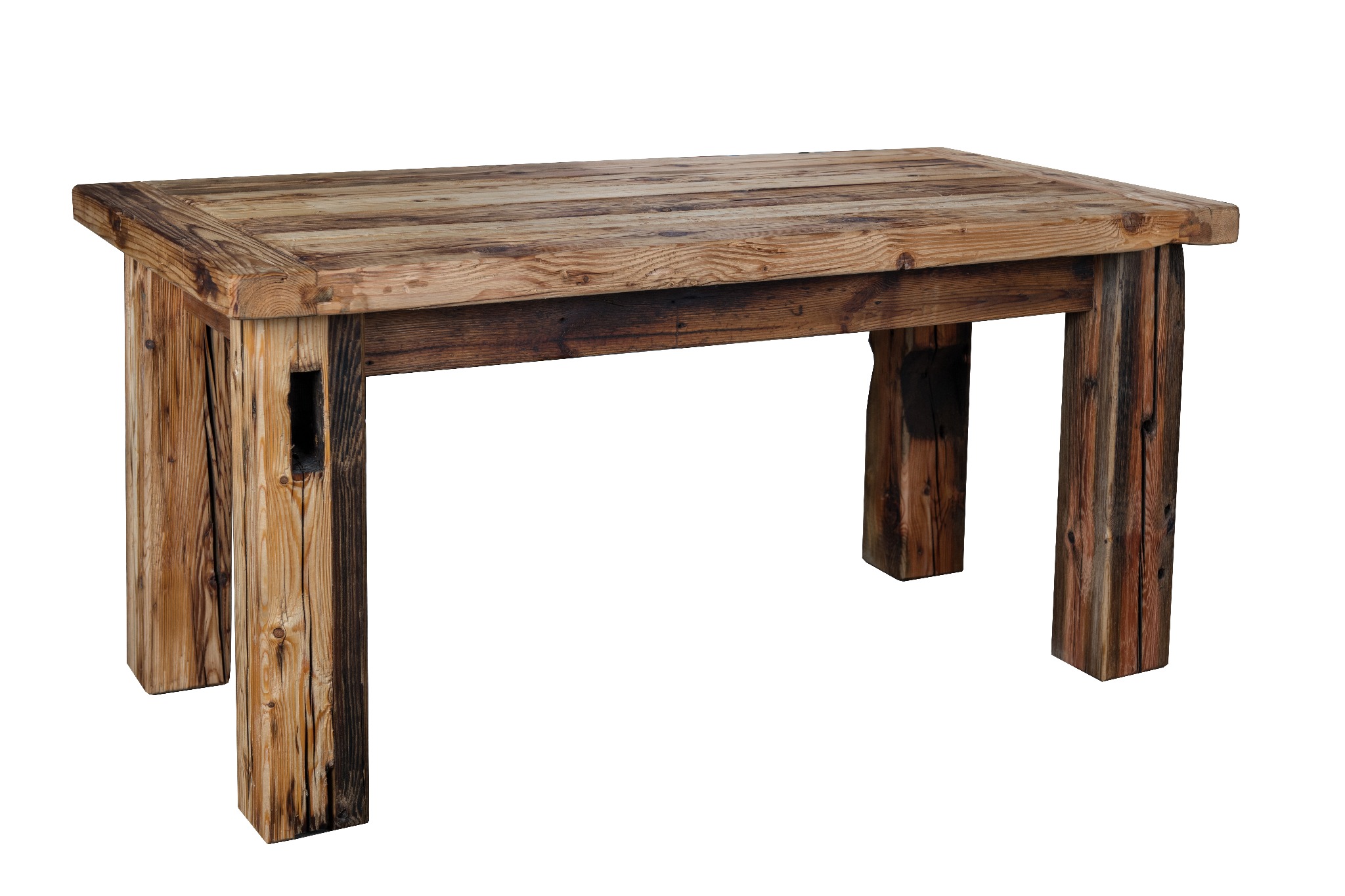 Stół z grubo ciosanych desek ze starego drewna, z wyraźnymi słojami i sękami, na masywnych nogach, z widocznymi otworami po gwoździach.