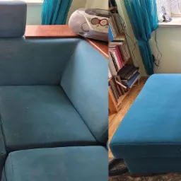 Zdjęcie przedstawia porównanie stanu narożnika tapicerowanego w kolorze morskim przed i po czyszczeniu. Po lewej stronie widoczne są plamy i zabrudzenia, a po prawej narożnik jest czysty...