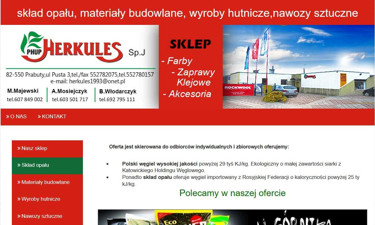 Zdjęcie budynku firmy Herkules Sp.J z ofertą składu opału, materiałów budowlanych, wyrobów hutniczych i nawozów sztucznych, widoczne flagi reklamowe i zaparkowane samochody.