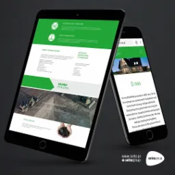 Wyświetlacz tabletu i smartfona prezentujące stronę internetową firmy budowlanej z galerią realizacji, widoczne usługi transportowe i wykopy oraz budynki.