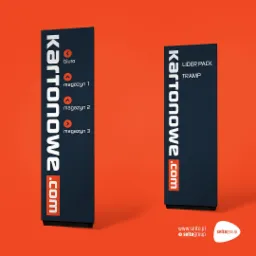 Dwa pionowe szyldy informacyjne z nazwą firmy Kartonowe.com na pomarańczowym tle. Jeden szyld wskazuje kierunki: biuro, magazyn 1, 2, 3. Drugi szyld zawiera informacje LIDER PACK, TRAMP oraz adres...
