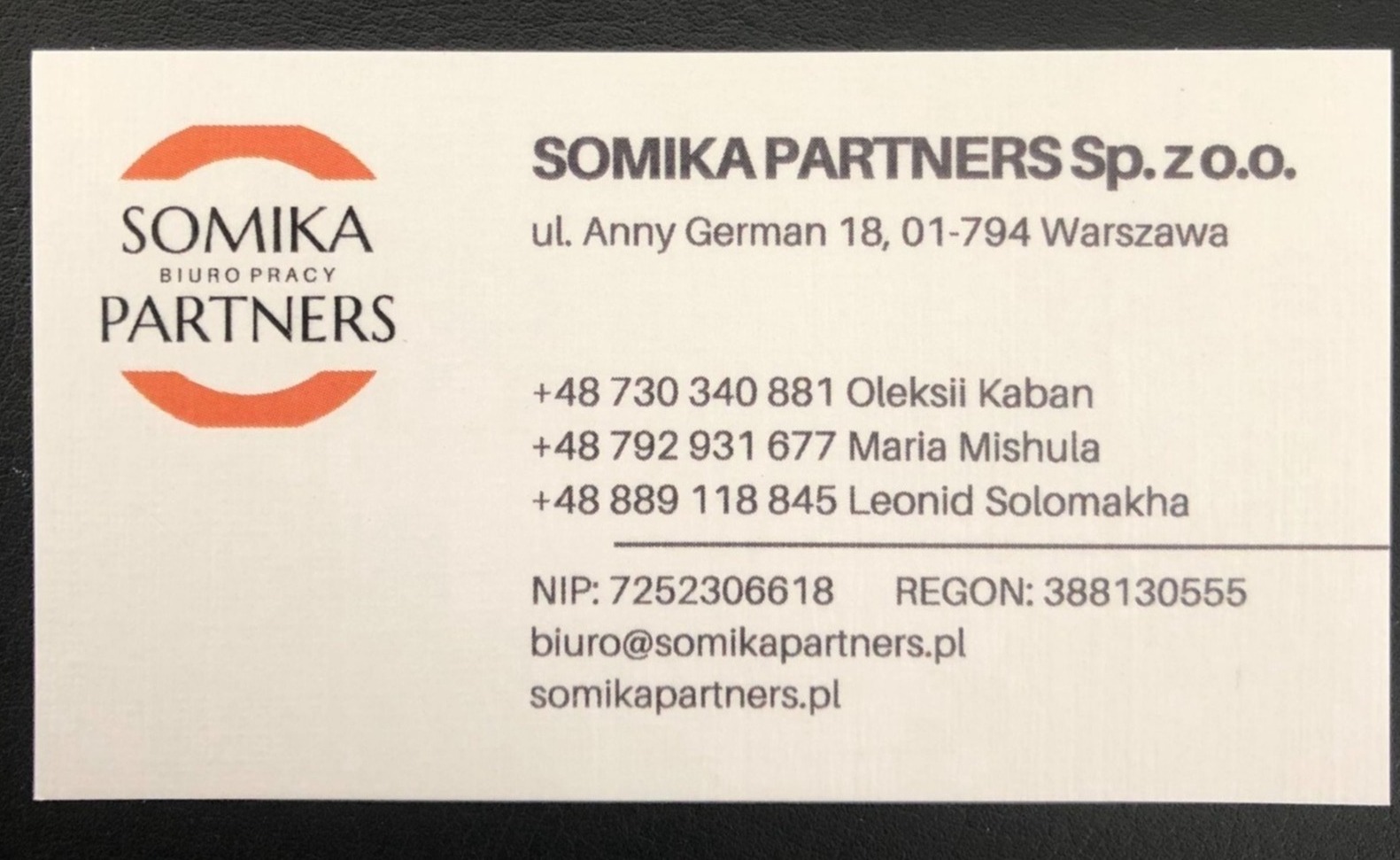 Wizytówka firmy Somika Partners Sp. z o.o. z logo, adresem w Warszawie i danymi kontaktowymi.