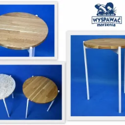 Zestawienie zdjęć małych, okrągłych stolików z drewnianymi i kamiennymi blatami na białych, metalowych nogach, na niebieskim tle, z logo firmy 'Wyspawać marzenia' w górnym rogu.