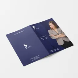 Otwarta, granatowa teczka z logo Collegium Pro Civitas, prezentująca ofertę studiów podyplomowych dla nauczycieli i biznesu, z wizerunkiem kobiety w tle.