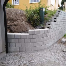 Mur oporowy z bloczków betonowych ozdobnych