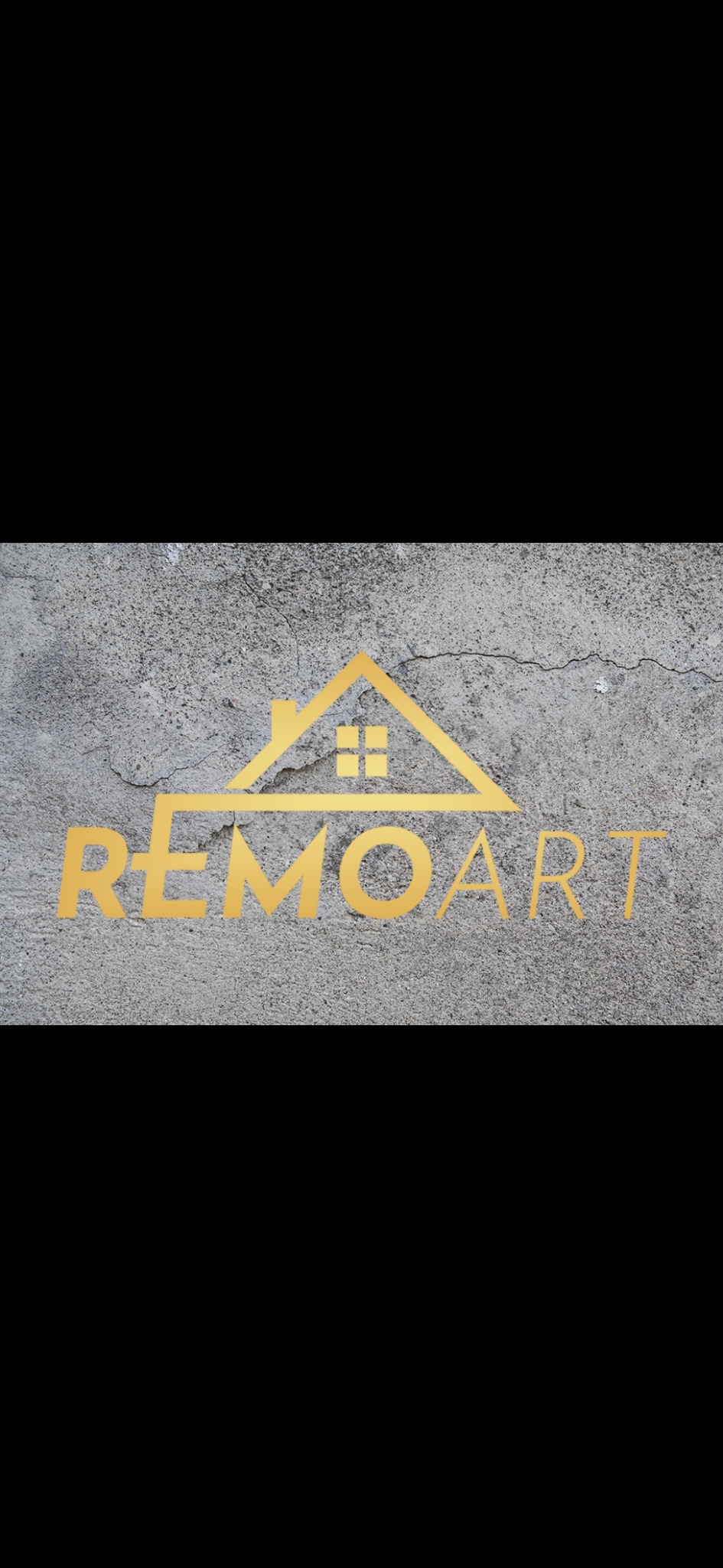 Złoty logotyp firmy Remoart z symbolem domu na szarym, surowym betonie z widocznymi pęknięciami.