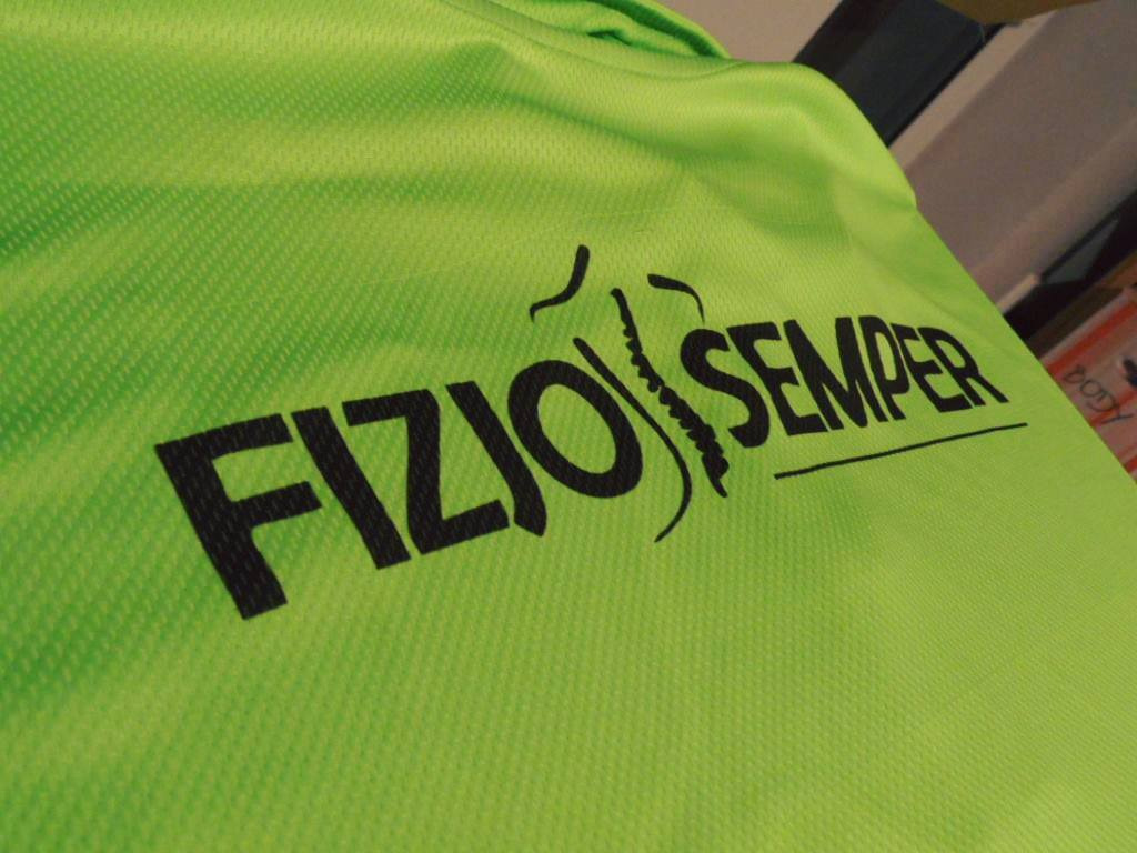 Jaskrawozielona koszulka sportowa z czarnym nadrukiem 'FIZJO SEMPER' i graficznym motywem kręgosłupa.