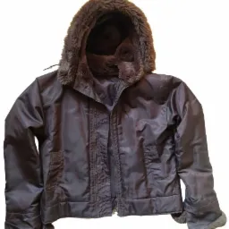 Krótka, brązowa kurtka zimowa z kapturem obszytym sztucznym futrem, leżąca na białym tle.