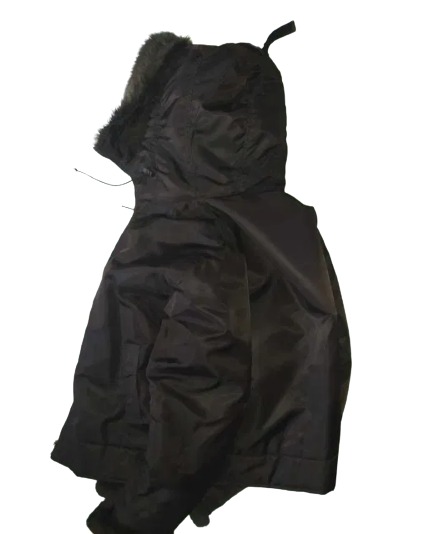 Czarna kurtka zimowa z kapturem wykończonym futrem, widoczna od tyłu, leżąca na białym tle.