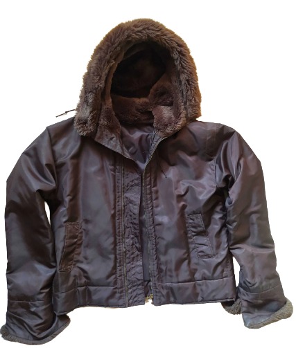 Krótka, brązowa kurtka zimowa z kapturem obszytym sztucznym futrem, leżąca na białym tle.