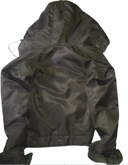 Tył brązowej kurtki z kapturem wykończonym futerkiem, widoczne sznurki do regulacji kaptura.